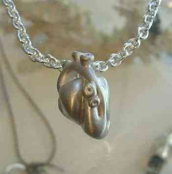 Un colgante de corazón muy real 1 corazón