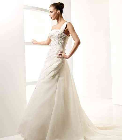 avance-la-sposa-2010-modelo-latido_b