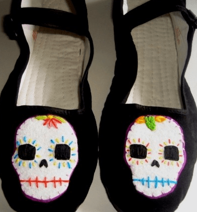 Zapatillas para Halloween con calaveras