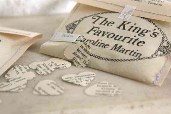 confetti-corazon Recycled romance novel confetti