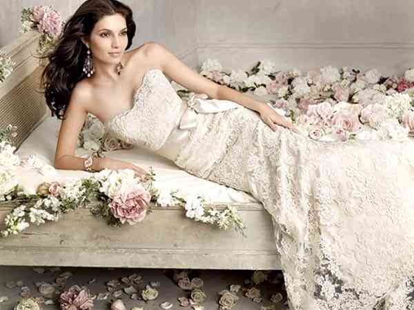 mujer choose wedding dress