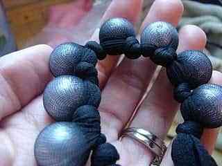 collar-manualidad un collar de cuentas y pantimedia 2