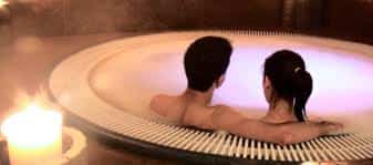 pareja-bañera-hotel.jpg images