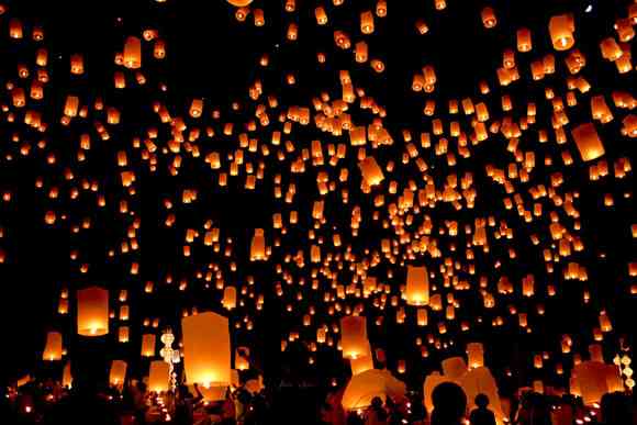 Decoración efímera con linternas volantes para bodas 1 Ilumina la noche de tu boda con linternas volantes