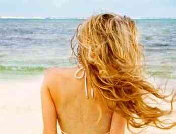 Cuida tu cabello para ir a la playa 1 chica rubia