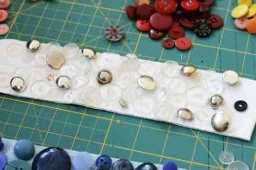 Cómo hacer una divertida pulsera de botones 2 pulsera de botones