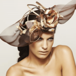 Tocados Monic para el 2010 1 Rose Line hat