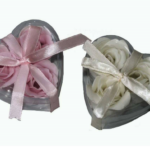 Rosas de jabón como detalle para vuestro enlace 2 Set de 3 jabones de rosa en caja de corazón