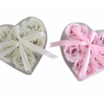 Rosas de jabón como detalle para vuestro enlace 3 Set de 6 jabones de rosa en caja de corazón