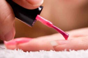 aplicar esmalte de uñas