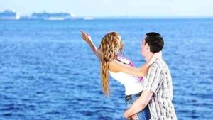 pareja frente al mar viendo cruceros