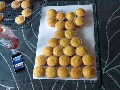 pastel de bodas con cupcakes