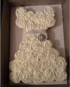 pastel de bodas con cupcakes vestido de novia