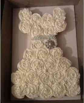 pastel de bodas con cupcakes vestido de novia