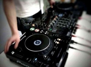 contrates un DJ