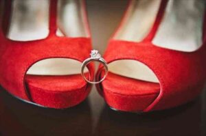 novias con zapatos rojos