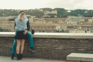 enamorados besandose