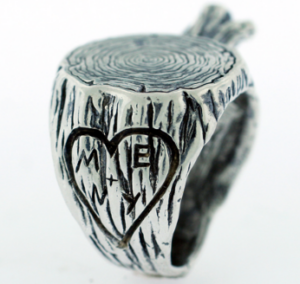 Anillo árbol tallado