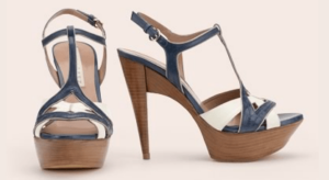 Sandalias azules y blancas