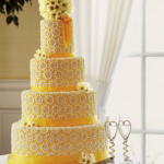 Tarta amarilla con margaritas