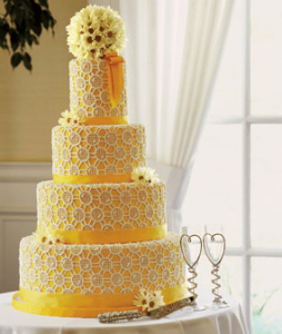 Tarta amarilla con margaritas