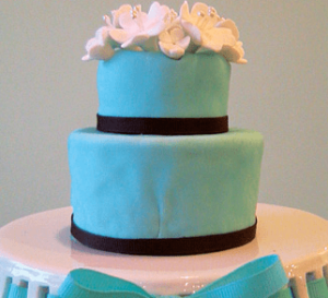 Tarta azul con flores