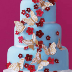 Más tartas nupciales 6 Tarta azul con mariposas y flores rojas