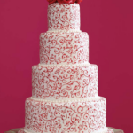 Tarta blanca con filigrana en rojo