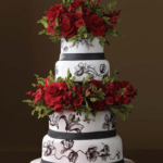 Tarta con flores rojas