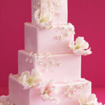 Tarta cuadrada rosa con orquídeas