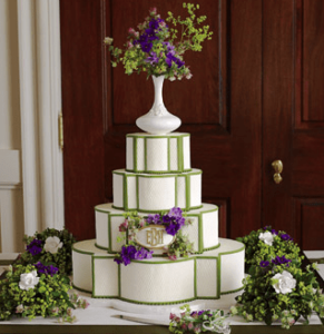 Tarta nupcial verde y blanca con flores moradas