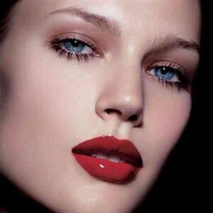 maquillaje con labios rojos